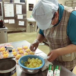 料理の盛り付けの様子